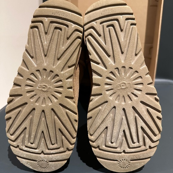 UGG - Junior Classic Tall size 5 US - Picture 7 of 8